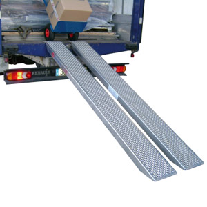 Paire de rampes en aluminium surface anti-dÃ©rapante, parfaite pour le dÃ©chargement et le chargement dâune fourgonnette etc. Dimensions de chaque rampe 2.000 longueur x 200 de largeur + 200.