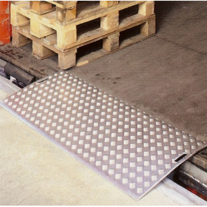 Pont de chargement inclinable de dimensions  500 x 1.500 mm, parfait pour franchir les dÃ©nivelÃ©s petits et moyens jusquâÃ  140 mm. 