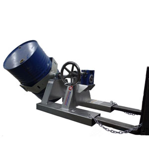 Retourneur de fÃ»ts latÃ©ral pour chariot Ã©lÃ©vateur trÃ¨s utile pour manipuler, transporter et vider des fÃ»ts mÃ©talliques de 200 litres ne dÃ©passant pas 360 kg. 